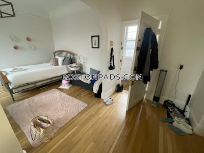 Back Bay Deal Alert! Studio 1 Bath apartment in Commonwealth Ave Boston - $2,850