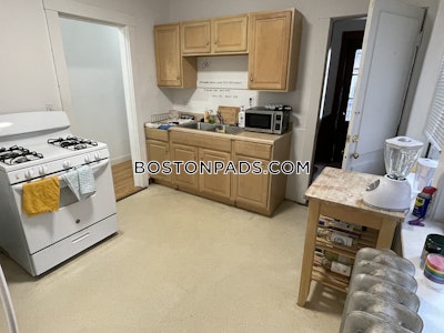 Allston/brighton Border Spacious 3 Bed 1 bath available 9/1 on Commonwealth Ave in Brighton! Boston - $4,200