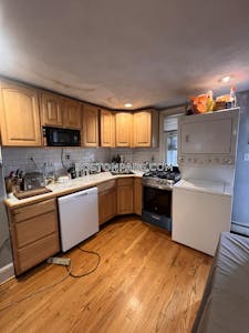 East Boston Excellent Location! 2.5 bed 1 bath available NOW on Bennington St in Boston! Boston - $2,700 50% Fee